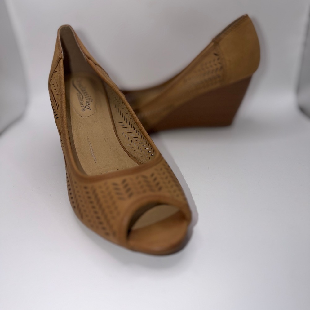 City Classified Womens 8.5 Tan Laser Cut Peep‎ Toe Wedge Heel Boho Comfort L1